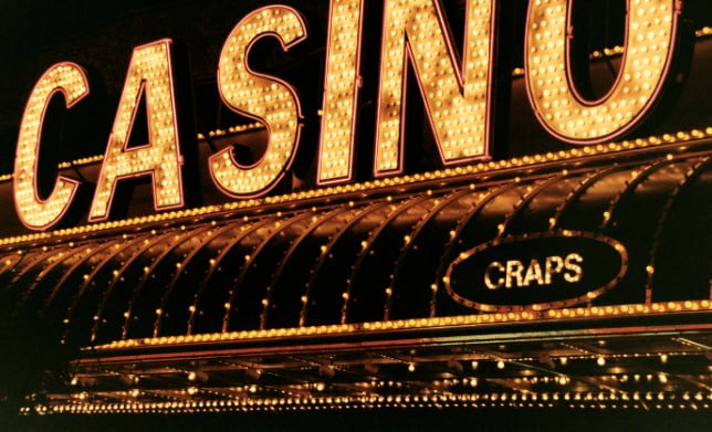 Antarmuka aplikasi betwin89 menampilkan slot Aviator, Sweet Bonanza, dan live casino